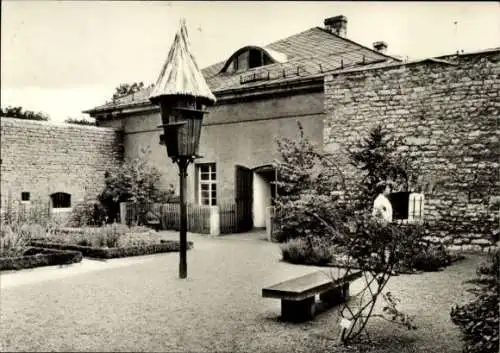 Ak Erfurt in Thüringen, Historisches Gebäude, Garten, Eingang, Wolken, Person, Laterne