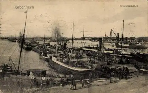 Ak København Kopenhagen Dänemark, København, Kvæsthusbroen, Hafenansicht, Schiffe, Menschenmengen
