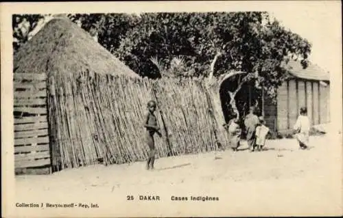 Ak Dakar Senegal, Vorderseite zeigt indigene Häuser, Kinder, Vegetation, von J Benyoumoff