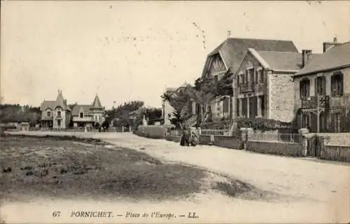 Ak Pornichet Loire Atlantique, Platz de l'Europe,  Gebäude, Straße, Feld, vintage Stil