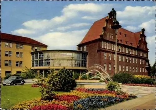 Ak Berlin Reinickendorf, Rathaus Reinickendorf, bunte Blumenbeete, alte Architektur, fröhlicher H