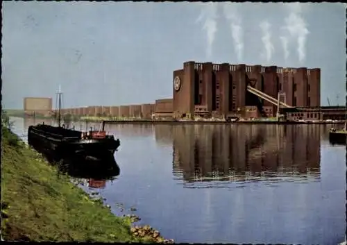 Ak Wolfsburg in Niedersachsen, Volkswagenwerk, Industriegebäude am Wasser, Boot im Vordergrund, k