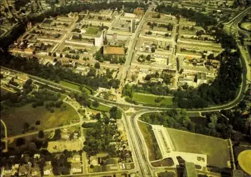 Ak Neubrandenburg in Mecklenburg, Luftaufnahme von  Stadtkern, viele Wohnblocks