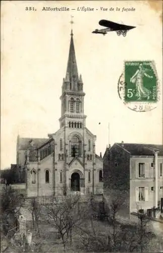 Ak Alfortville Val de Marne,  L'Eglise, Kirche, Ansicht der Fassade, Flugzeug, 5% Poste