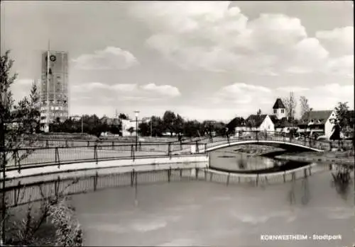 Ak Kornwestheim in Württemberg, Stadtpark, Brücke, Gebäude im Hintergrund