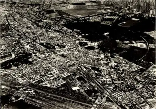 Ak Karlsruhe in Baden, Luftaufnahme, Stadtansicht,  schwarz-weiß Fotografie