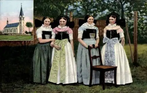 Ak Bautzen in der Oberlausitz, Vier Frauen in Hochzeitskleidung, Kirche im Hintergrund, ländliche