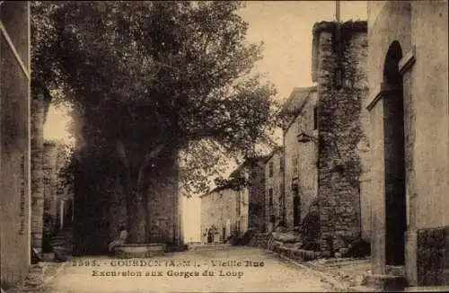 Ak Gourdon Alpes Maritimes, Alte Straße, Ausflug zu den Gorges du Loup, Bäume,  Gebäude