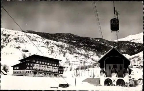 Ak Chantemerle Hautes Alpes, Winterlandschaft, Grand Hôtel de Serre-Chevalier, Seilbahn, Berge