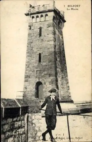 Ak Belfort Beffert Beffort Territoire de Belfort, Turm La Miotte, ein Mann in Uniform,  
