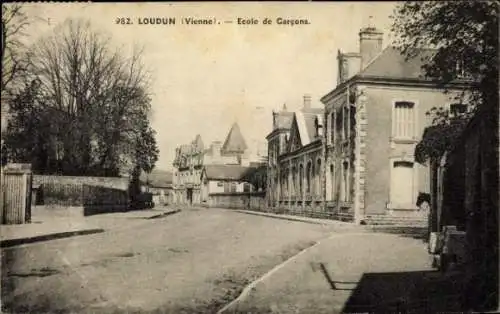 Ak Loudun Vienne,  Ecole de Garçons, Straßenansicht, Bäume,  Gebäude