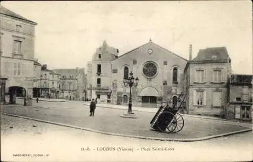 Ak Loudun Vienne, Platz Sainte-Croix,  Architektur, stimmungsvoll, Schwarz-Weiß