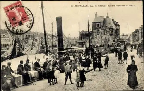 Ak Honfleur Calvados, Quai de Bantieu, Hafenansicht, Menschen, Schiffe