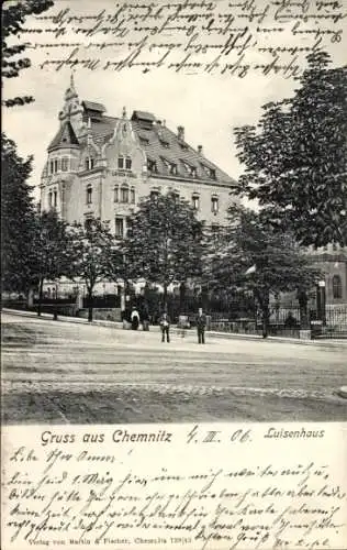Ak Chemnitz in Sachsen, Vorderansicht des Luisenhauses, Bäume, Personen auf der Straße