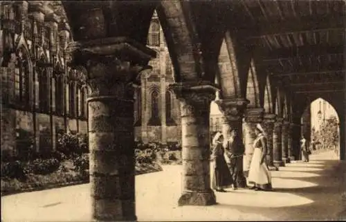 Ak Laon Aisne, Säulengang des Justizpalastes,  Architektur, Frauen in Uniform