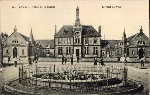 Ak Brou Eure et Loir, Rathaus, Vorplatz