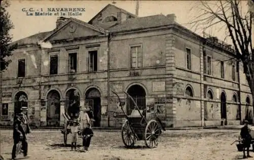 CPA Navarrenx Pyrénées-Atlantiques, La Mairie et la Halle