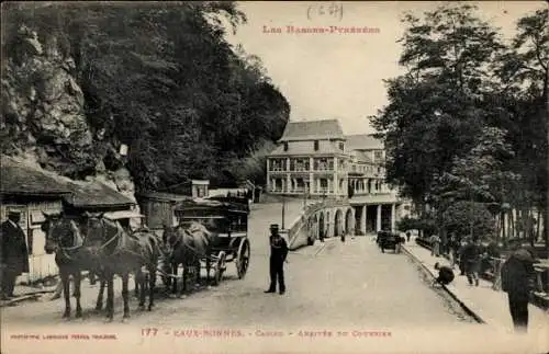 Ak Aas Eaux-Bonnes Hautes-Pyrénées, Casinogebäude, Arrivée du Courrier, Gebäude, Pferde, Straße