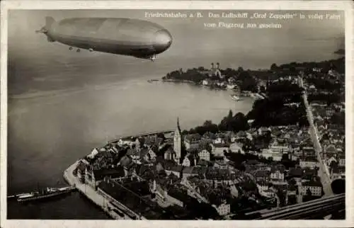 Ak Friedrichshafen am Bodensee, Luftschiff Graf Zeppelin in voller Fahrt über die Stadt