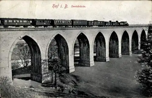 Ak Hof an der Saale Oberfranken Bayern, Eisenbahn auf der Saalebrücke