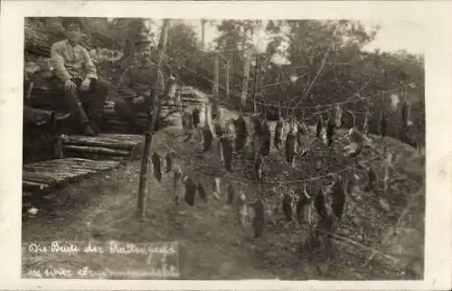 Foto Ak Kriegsschauplatz in den Argonnen, Deutsche Soldaten in Uniform, Beute der Rattenjagd, 1. WK