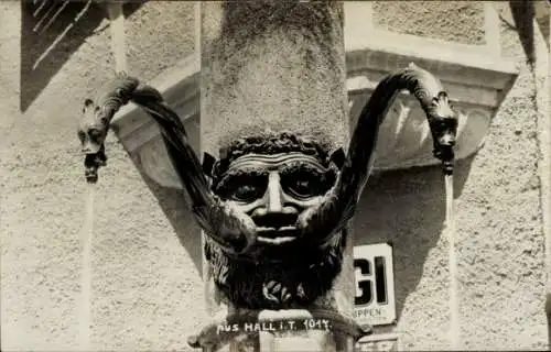 Ak Hall in Tirol, Brunnen mit Löwenkopf, zwei Drachen, Text auf 