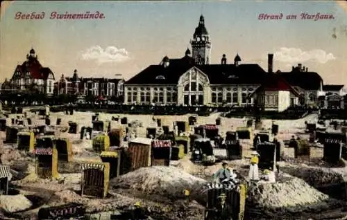 Ak Świnoujście Swinemünde Pommern, Seebad  Strand am Kurhaus, zahlreiche Strandkörbe