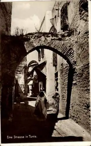 Ak Tunis Tunesien, Eine Straßenszene, Altstadt, Bogen, Personen in traditioneller Kleidung