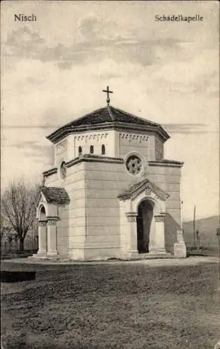 Ak Niš Nisch Serbien, Schädelkapelle, Kreuz oben, Baum im Hintergrund, alte Architektur