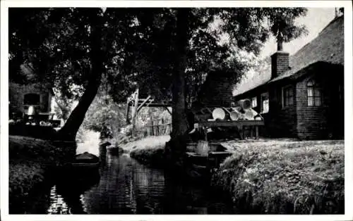 Ak Harderwijk Gelderland, Idylle am Wasser, alte Häuser, Bäume, Bootsanleger,  Atmosphäre