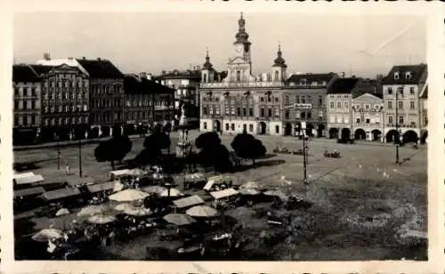 Ak České Budějovice Budweis Südböhmen, Marktplatz,  Architektur, Sommer, belebter Markt