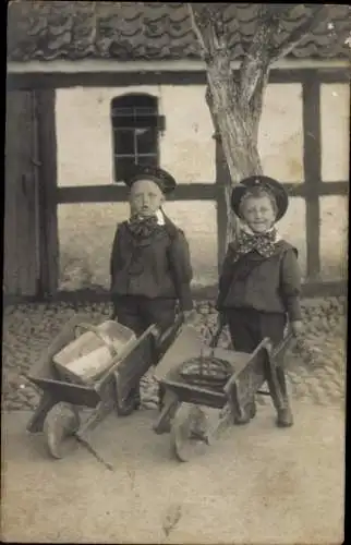 Foto Ak Zwei Jungen, Kinder, Schubkarre