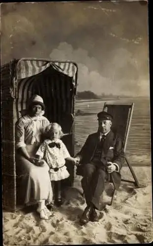 Foto Ak Familie am Strand, Familienbild, Strandkörbe