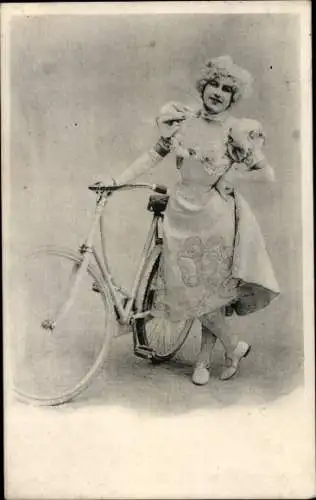 Ak Frau mit Fahrrad, Porträt