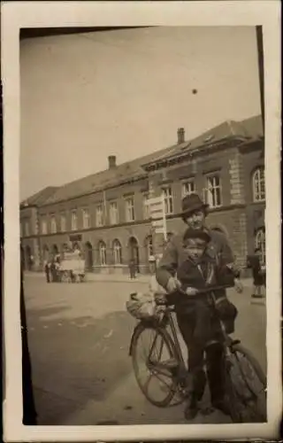 Foto Ak Vater und Sohn, Fahrrad, Straße