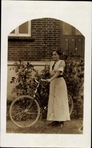 Foto Ak Frau mit Fahrrad, Wohnhaus
