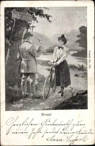 Ak Frau mit Fahrrad, Jäger, Pfeife, Ertappt