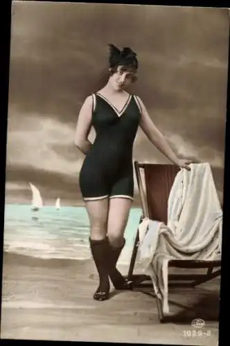 Ak Frau in schwarzem Badeanzug, Porträt