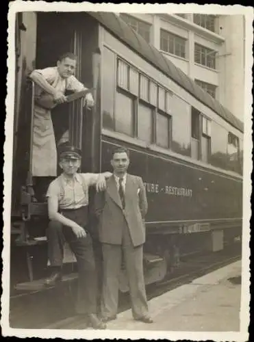 Foto Drei Männer stehen an Eisenbahn, Gruppenfoto, Restaurant