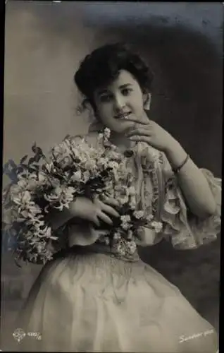 Ak Frau mit Blumenstrauß, Porträt