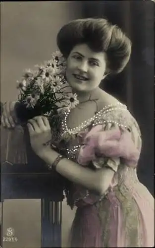 Ak Frau mit Blumenstrauß, Porträt