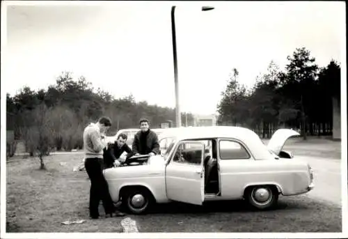 Foto Männer am Auto, Fahrzeug