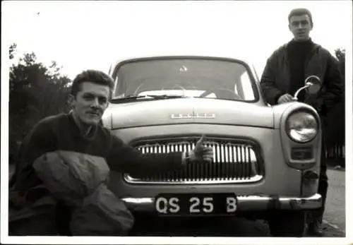 Foto Ak Zwei Männer am Auto, Kennzeichen QS25B