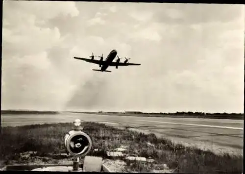 Ak Iljuschin IL-18, Interflug, Flugzeug Typ Turboprop beim Abheben von der Startbahn