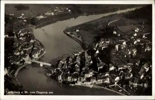 Ak Laufenburg am Hochrhein, Flugaufnahme von  Rhein, Landschaft, Architektur, Fluss