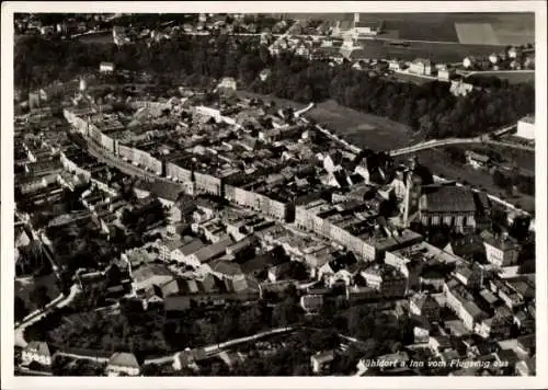 Ak Mühldorf am Inn Oberbayern, Luftaufnahme, Stadtansicht,  Gebäude, Fluss, ländliche Umgebung