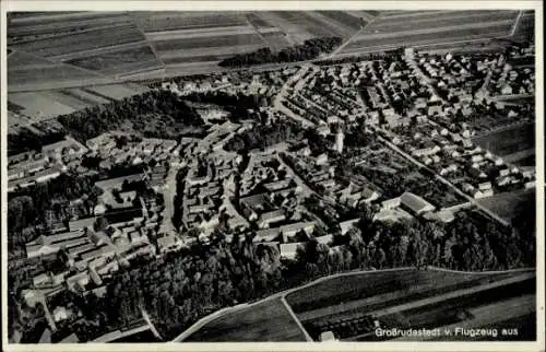 Ak Großrudestedt in Thüringen, Luftaufnahme von  Wohngebäude, Felder