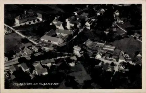 Ak Töging am Inn Oberbayern, Luftaufnahme von Töging, Häuseransicht, Flugzeugaufnahme