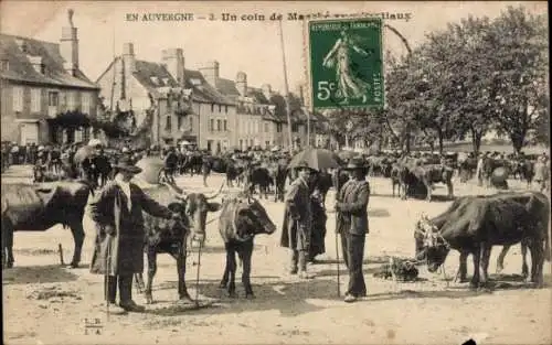 Ak La Celle Auvergne Puy de Dôme, Marktszene mit Kühen, Menschen in Anzügen und Regenschirmen