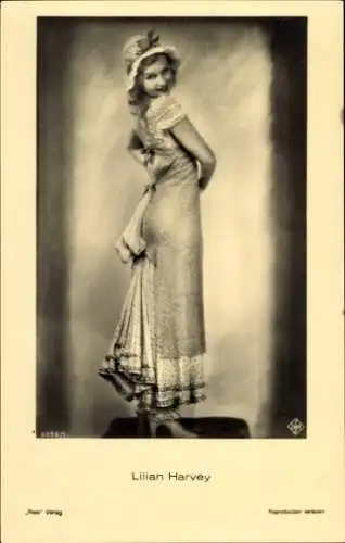 Ak Schauspielerin Lilian Harvey, Portrait im Kleid, UfA